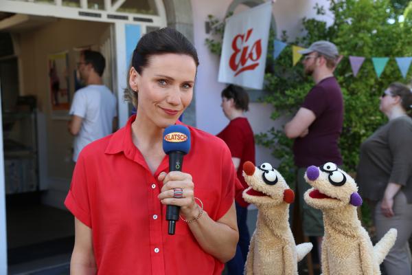 Bild 1 von 4: Die Reporterin (Bettina Lamprecht) interviewt Jan & Henry