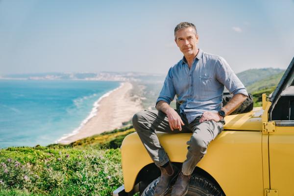 Bild 1 von 10: Vor der Küste Portugals entstehen einige der höchsten surfbaren Wellen der Welt. Dirk Steffens erkundet vor Ort in Nazaré das Geheimnis ihrer Entstehung.