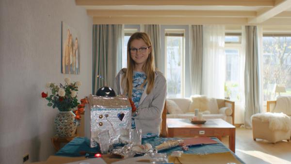 Bild 1 von 5: Floor (Bobbie Mulder) ist sehr stolz auf die Julklapp Überraschung, die sie gebastelt hat.
© NDR/NL Film/Maurice Trouwborst - Honorarfreie Verwendung gemäß AGB im redaktionellen Zusammenhang mit genannter Sendung bei Nennung \