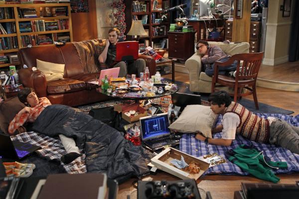 Bild 1 von 21: Ein ganz besonderes Wochenende: Sheldon (Jim Parsons, hinten l.), Raj (Kunal Nayyar, vorne r.), Leonard (Johnny Galecki, hinten r.) und Howard (Simon Helberg, vorne l.) ...