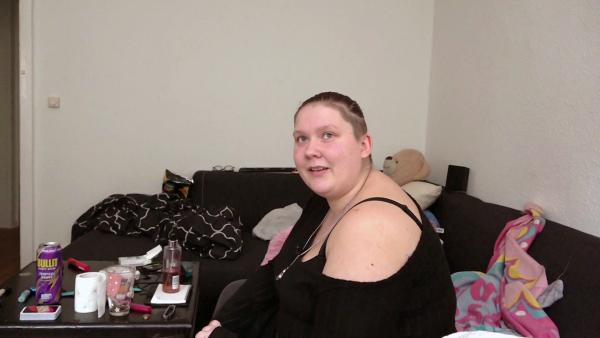 Bild 1 von 2: Lena (19) hat Schwierigkeiten, allein zurechtzukommen.