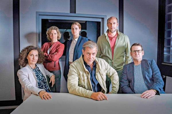 Bild 1 von 15: Im Bild (v.li.): Proschat Madani (Dr. Hilke Zobel), Anjorka Strechel (Tomke Jenssen), Julia E. Lenska (Nina Weiss), Sven Martinek (Finn Kiesewetter), Christoph Tomanek (Dr. Henning Strahl), Ingo Naujoks (Lars Englen).