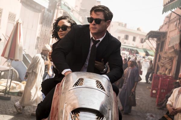 Bild 1 von 12: Agent M (Tessa Thompson, l.); Agent H (Chris Hemsworth, r.)