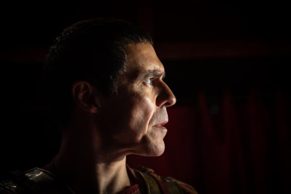 Bild 1 von 3: Der römische Senat will Cäsar in die Schranken weisen. Doch Cäsar kennt seine Stärke.