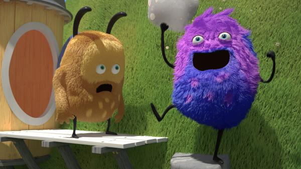 Bild 1 von 3: Als Strit auch mal die Flöte haben will, verschluckt er sie sofort. Wenn er jetzt ein- und ausatmet, hört man ein paar Flötentöne.