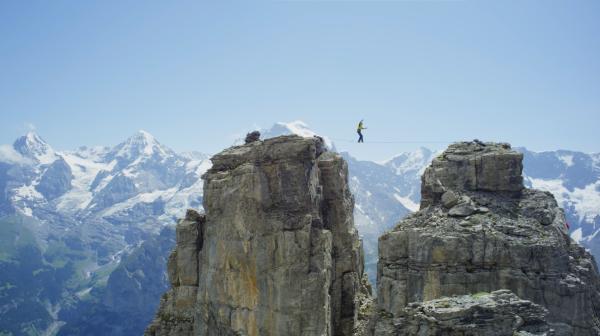 Bild 1 von 2: Stephan Siegrist hat seine Highline an den Birger Zwillingstürmen gespannt. Vor der Kulisse von Eiger, Mönch und Jungfrau. Auf 3000 Metern Höhe.