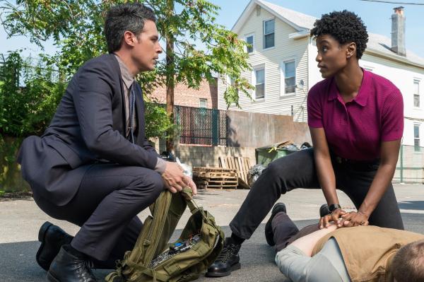 Bild 1 von 4: Special Agent Stuart Scola (John Boyd, l.); Special Agent Tiffany Wallace (Katherine Renee Turner, r.)