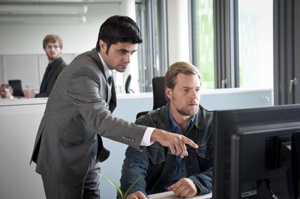 Bild 1 von 37: (3. Staffel) - Haben sich inzwischen gut zusammengerauft: der coole Macho Mick Brisgau (Henning Baum, r.) und der korrekte, karrierebewusste Andreas Kringge (Maximilian Grill, l.) ...