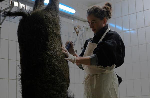 Bild 1 von 14: Anja Grimm (Henriette Confurius) im Kühlraum.