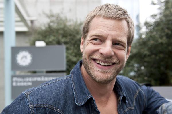 Bild 1 von 34: (3. Staffel) - Alles was er braucht, beherrscht er auch - und die Wäsche macht ihm Uschi: Mick (Henning Baum) ...