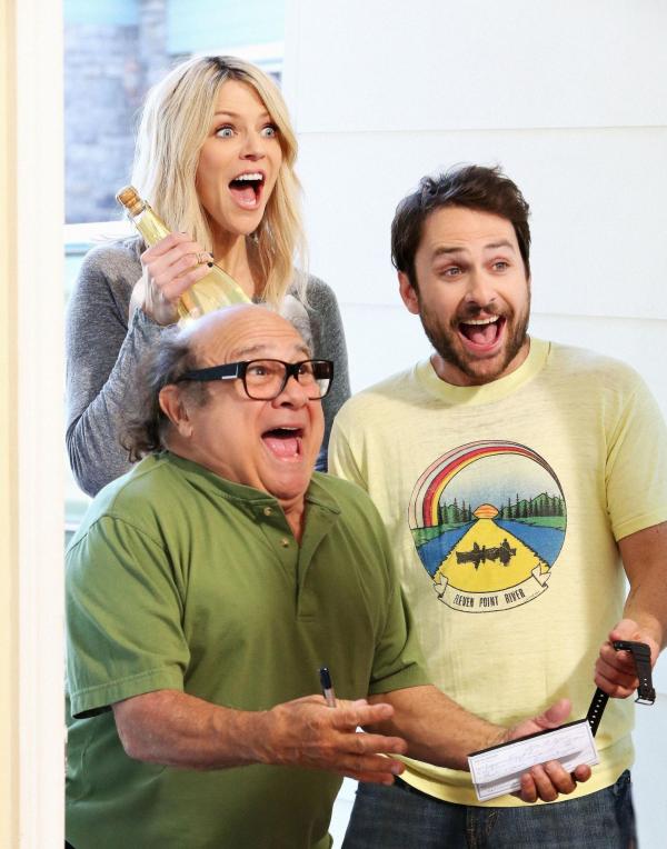 Bild 1 von 8: Frank Reynolds (Danny DeVito, l.); Charlie Kelly (Charlie Day ,r.); Dee Reynolds (Kaitlin Olson, hinten)