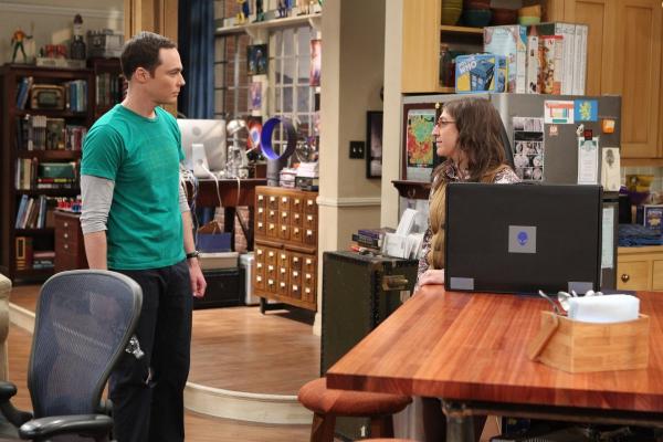 Bild 1 von 7: Sheldon (Jim Parsons, l.) ist entsetzt, als Amy (Mayim Bialik, r.) plötzlich mit einem neuen Laptop vor ihm steht, nachdem sein alter kaputt gegangen ist. Währenddessen lassen Leonard und Howard ihre Frauen an ihrer Erfindung arbeiten, während sie selbst heimlich ins Kino gehen ...