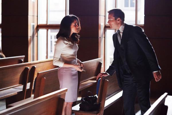 Bild 1 von 2: Auch Rachel (Meghan Markle) hofft, dass die von Harvey (Gabriel Macht) und Mike abgesprochene Notfallstrategie den Durchbruch bringt, um den Fall doch noch zu gewinnen und ihrem Verlobten die Haftstrafe zu ersparen.