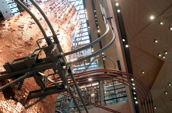 Bild 1 von 2: In Tokio wurde ein ?Starbucks Reserve?-Kaffeehaus mit einem sich über drei Etagen erstreckenden Röstofen eröffnet.