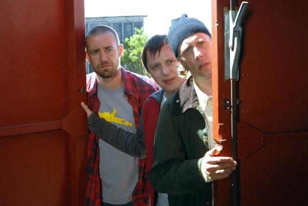 Bild 1 von 17: Jörn (Bürger Lars Dietrich, l.), Sven (Arndt Schwering-Sohnrey, M.) und Bengt (Oliver Korittke, r.) beobachten die Annäherung von Sara und Georg. Wird Sara es schaffen, dass Georg wieder in ein Flugzeug steigt...?