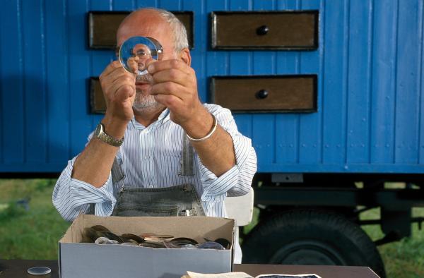 Bild 1 von 1: Mit alten Brillengläsern vom Optiker probiert Peter (Peter Lustig) deren Vergrößerungs- und Verkleinerungseffekt aus.