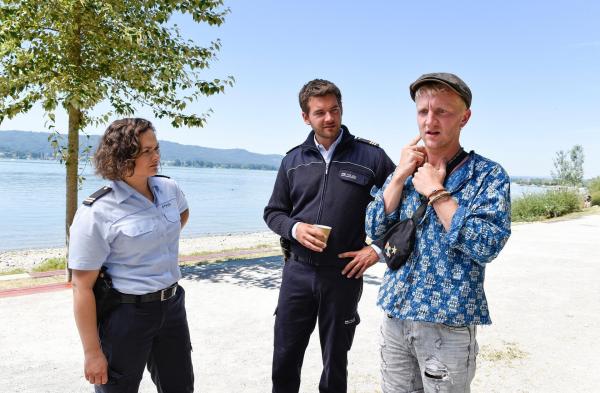 Bild 1 von 1: Im Bild: Julia Demmler (Wendy Güntensperger, l.) und Jakob Frings (Max König, M.) haben Luca Smolka (Elias Krischke, r.), den Mitbewohner des toten Junkies, auf einem Campingplatz gefunden und nehmen seine Aussage auf.