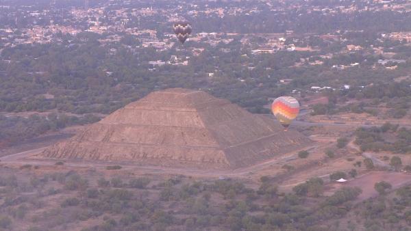 Bild 1 von 14: Die Pyramide von Teotihuacan wurde um das Jahr 100 errichtet. Wer dort verehrt wurde, ist genauso unbekannt, wie die ursprüngliche Bezeichnung des Bauwerks. Ihren Namen \