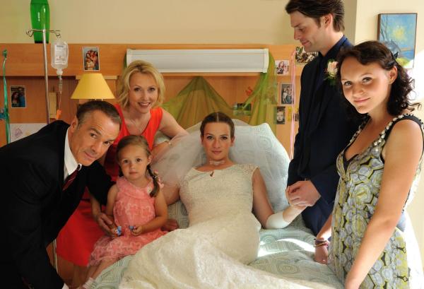 Bild 1 von 16: Haben Marla (Nina Gummich, 3.v.r.) und Isko (Johann David Talinski, 2.v.r.) die Chance auf eine gemeinsame Zukunft? Harald (Hannes Jaenicke, l.), Sabine (Dana Golombek, 3.v.l.), Floh (Nina Monka, r.) und Töchterchen Ylvie (Merle Johanna Knecht, 2.v.l.) feiern Hochzeit in der Klinik ...