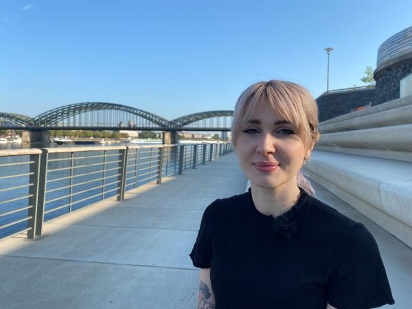 Bild 1 von 3: Die ehemalige rechte Influencerin Lisa Licentia agierte lange als Stimme der Identitären Bewegung auf Youtube und Social Media. Nun erzählt die Aussteigerin wie die rechte Szene vorgeht und sich organisiert.