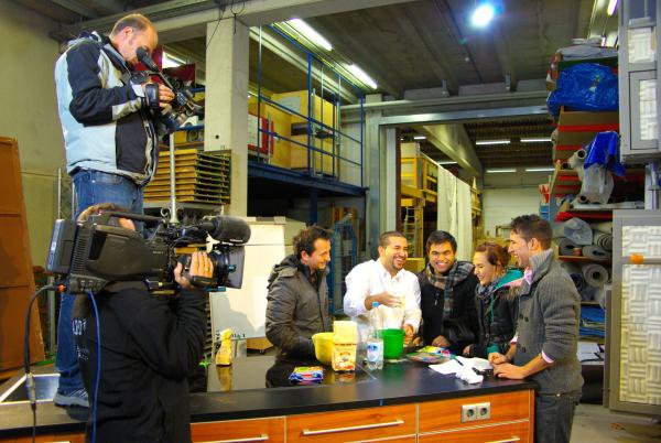 Bild 1 von 11: Lösungsstrategien für Gleichungen: Wer die falsche Reihenfolge wählt, bekommt auch keinen Pizzateig hin. Zuerst werden Teig- und Belag-Zutaten vermengt - was keinen Sinn ergibt. Dann wird mit Hilfe der Klammerregel festgelegt, was zuerst gemacht werden muss: Zuerst Teig, dann Belag.