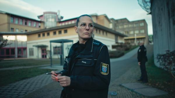 Bild 1 von 5: JVA-Beamtin Reetz kontrolliert den Hof vor jeder Freistunde der Inhaftierten. Sie stellt sicher, dass keine Überwürfe stattgefunden haben oder gefährliche Gegenstände im Hof herumliegen.