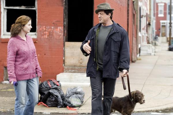 Bild 1 von 19: Seit langem trauert Rocky (Sylvester Stallone, r.) um seine Frau Adrian, die an Krebs verstorben ist. Da lernt er die Kellnerin Marie (Geraldine Hughes, l.) kennen ...