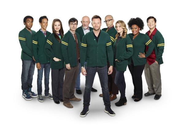 Bild 1 von 15: (5. Staffel) - Community - Eine ganz spezielle Lerngruppe: Troy Barnes (Donald Glover, l.), Annie Edison (Alison Brie 3.v.l.), Abed Nadir (Danny Pudi, 2.v.l.), Shirley Bennett (Yvette Nicole Brown, 2.v.r.), Dean Pelton (Jim Rash, 4.v.r.), Senor Chang (Ken Jeong, r.), Britta Perry (Gillian Jacobs, 3.v.r.), Jeff Winger (Joel McHale, 5.v.r.), Duncan (John Oliver, 4.v.l.) und Pat Nichols (Jonathan Banks, 5.v.l.) ...