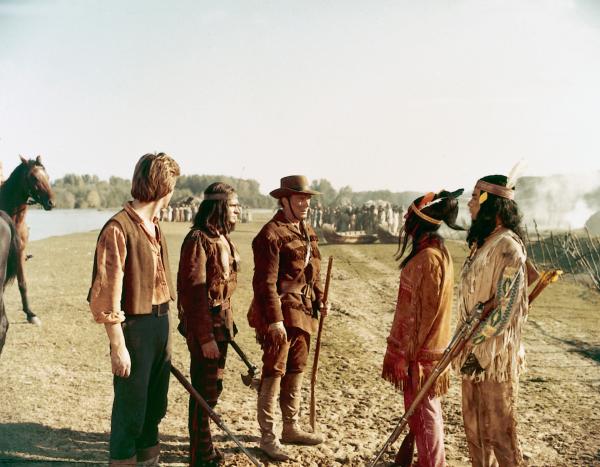 Bild 1 von 6: Nat Bumppo (Hellmut Lange, M.) Chingachgook (Pierre Massimi, 2.v.l.) und Paul Hover (Robert Benoit, l.) nehmen eine Einladung der Pawnees zu einem großen Fest an.