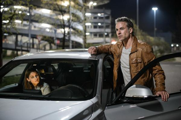 Bild 1 von 6: Mila (Lisa Tomaschewsky, l.); Jan Maybach (Marco Girnth, r.)