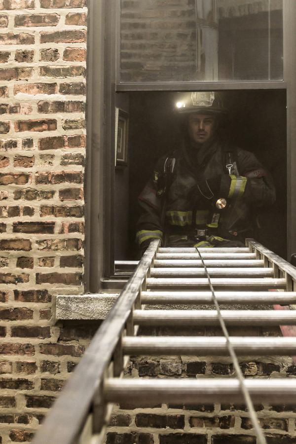 Bild 1 von 11: Taylor Kinney as Kelly Severide -- (Photo by: Elizabeth Morris/NBC)