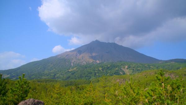Bild 1 von 2: Die Insel Kyushu liegt auf einem aktiven Erdbebengürtel - bedeckt von vulkanischen Gebirgszügen und heißen Quellen.