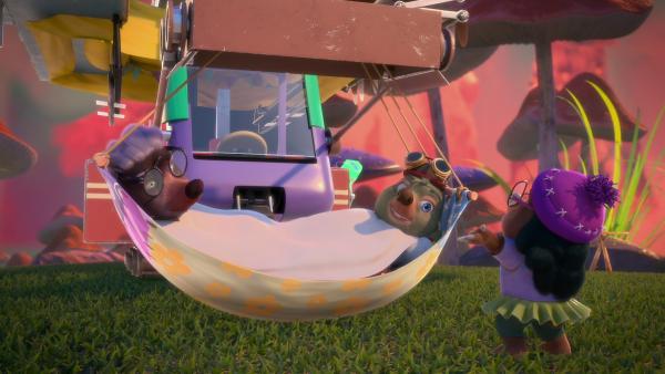 Bild 1 von 3: Dotty kann nicht glauben, dass Moley und Mischmasch beim Campingausflug nur faul in der Hängematte liegen.© ZDF/Two Daughters Entertainment Ltd 2022 - Honorarfreie Verwendung gemäß AGB im engen inhaltlichen redaktionellen Zusammenhang mit genannter Sendung bei Nennung \