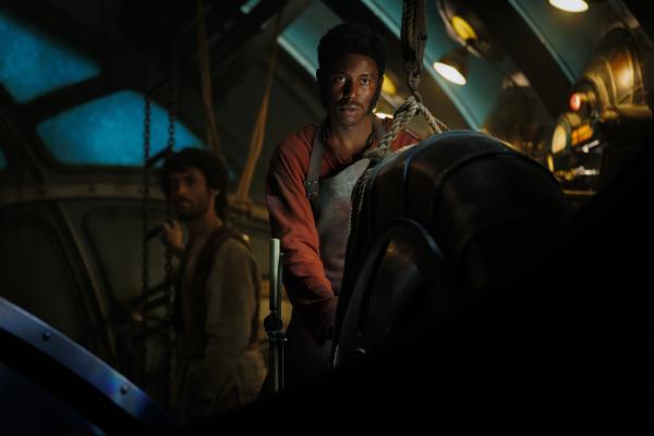 Bild 1 von 5: Boniface (Pacharo Mzembe, r.) und Turan (Arlo Green, l.) bringen das U-Boot auf Kurs.