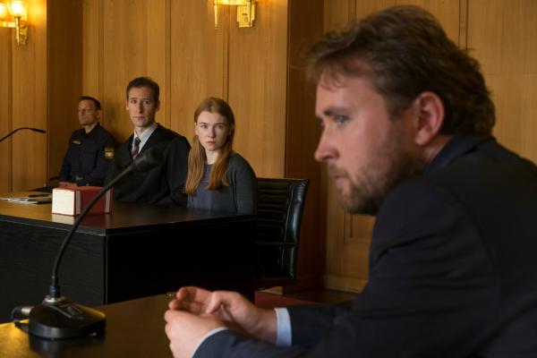 Bild 1 von 12: Lukas Fischer (David Liske, r.) wird zum Tod seines Kindes befragt. Seine Ehefrau Laura (Franziska Brandmeier, 2. v. r.) wird des Mordes beschuldigt.