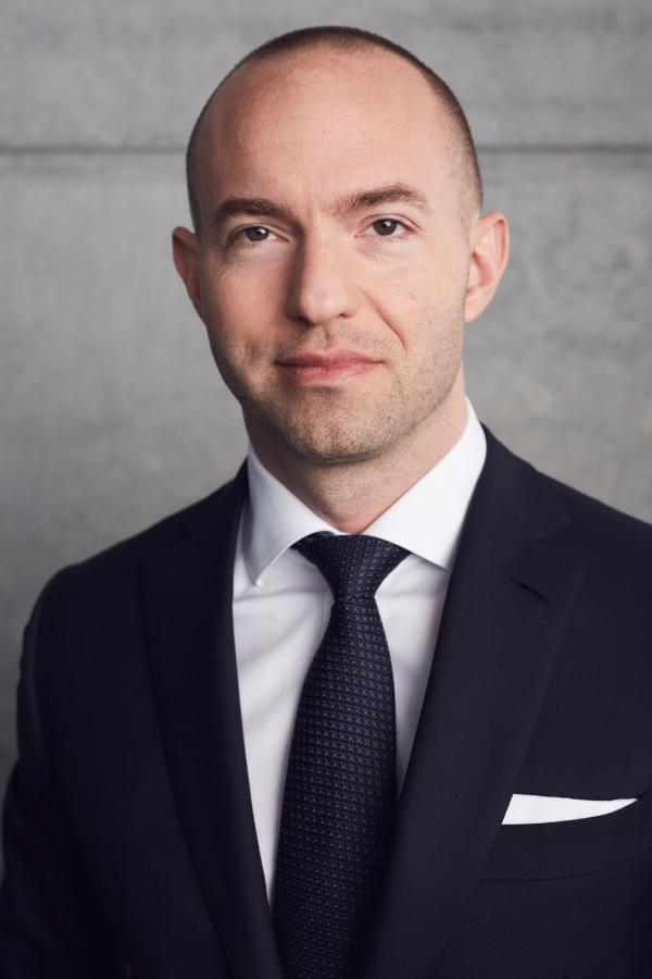 Bild 1 von 10: Mastermind hinter dem Wirecard-Skandal: Jan Marsalek legt nach dem Zusammenbruch des DAX-Unternehmens eine filmreife Flucht hin. Nun wird er mit internationalem Haftbefehl gesucht.