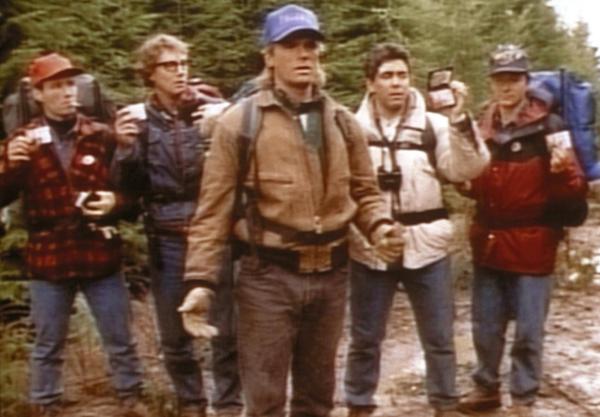 Bild 1 von 11: MacGyver (Richard Dean Anderson, M.) ist mit vier Mitarbeitern der Phoenix Foundation auf Wanderschaft.