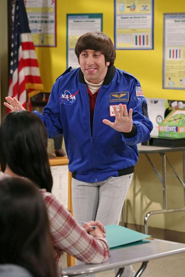 Bild 1 von 8: Gemeinsam mit Leonard und Sheldon, soll Howard (Simon Helberg) junge Mädchen für die Wissenschaft begeistern. Doch das ist gar nicht so einfach ...