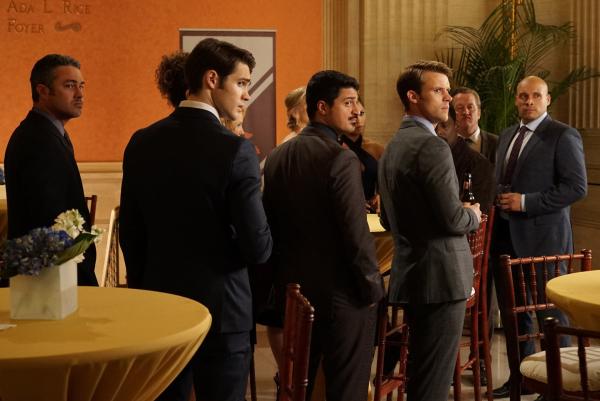 Bild 1 von 12: (l-r) Taylor Kinney as Kelly Severide, Steven McQueen as Jimmy Borrelli, Yuri Sardarov as Brian \