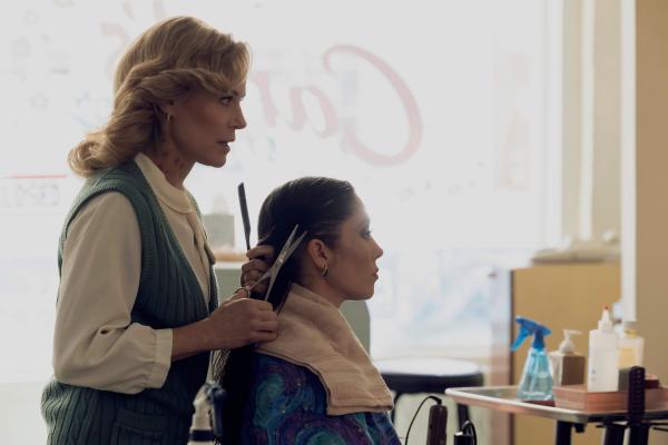 Bild 1 von 3: Während Linda (Julie Bowen, l.) Cassie (Jessica Luza, r.) die Haare schneidet, wird ihr bewusst, dass etwas mit ihr nicht stimmt - mit fatalen Folgen.