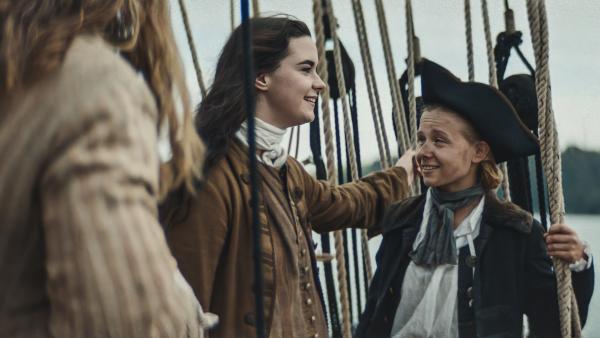 Bild 1 von 8: Trio Infernale: Rackham (l.), Bonny (M.) und Read (r.) machen in ihrer kurzen Piratenkarriere die Karibik unsicher.