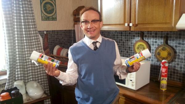 Bild 1 von 2: Wigald Boning bereitet sich darauf vor, Bauschaum in der Mikrowelle \