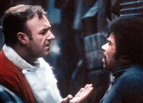 Bild 1 von 8: Als Weihnachtsmann getarnt, schnappt sich der Polizist Jimmy Doyle (Gene Hackman, l.) einen kleinen Drogendealer ...