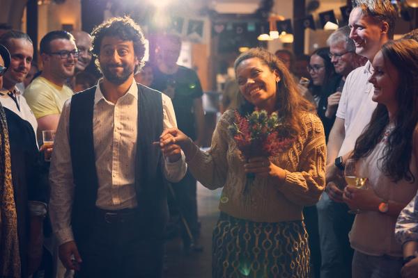 Bild 1 von 4: Yaa (Rebecca Lina) hat eine Scheidungsparty mit einer Zeremonie und schwarzer Scheidungstorte für sich und Björn (Serkan Kaya) organisiert.