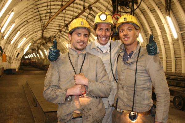 Bild 1 von 1: Willi (Mitte) mit den Auszubildenden Jarek und Jens im Bergwerk \