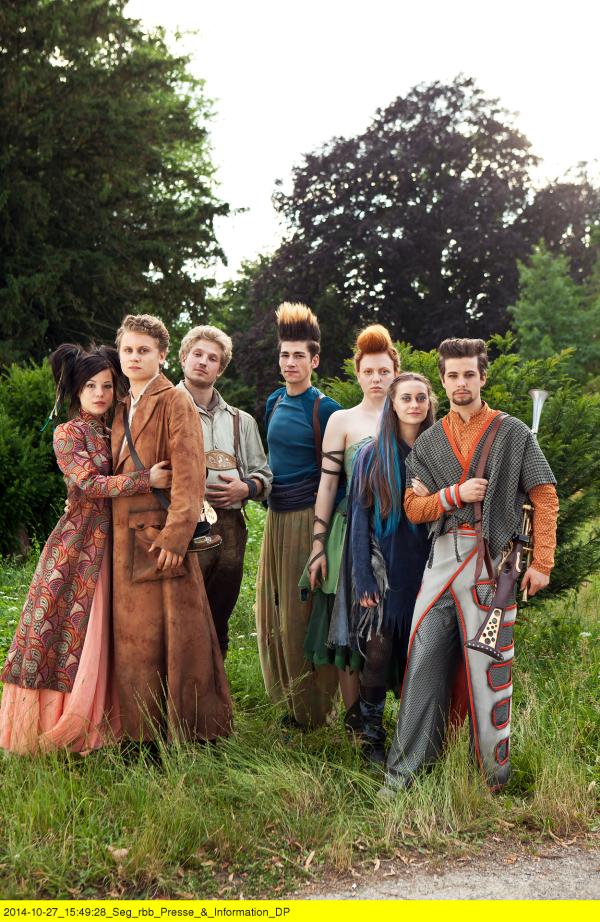 Bild 1 von 22: Ella und die Sechse - von links: Ella (Laura Maria Heid), Jasper (Rafael Gareisen), Benjamin (Emil Reinke), Markus (Maximilian Gehringer), Flora (Alissa Wilms), Lisa (Nicole Mercedes Müller) und Lukas (Anton Rubstov).