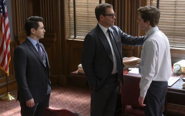 Bild 1 von 14: (v.l.n.r.) Benny Colón (Freddy Rodríguez); Dr. Jason Bull (Michael Weatherly); Connor McCandless (Garrett Forster)