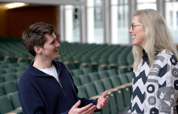 Bild 1 von 5: Frank Seibert und Kristin Drenkhahn im Auditorium der FU Berlin, die Professorin ist eine der wenigen Gefängnisforscherinnen in Deutschland, sie untersucht das soziale Klima in Gefängnissen.