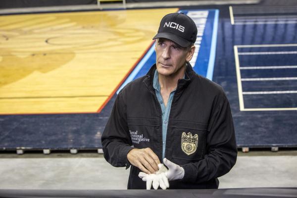 Bild 1 von 15: Fassungslos nach einem blutigen Fund in einem Sportstadion: Special Agent Pride (Scott Bakula) ...