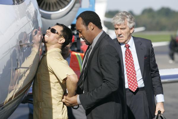 Bild 1 von 5: (l-r) David Anzuelo as Granados, Jesse L. Martin as Det. Ed Green. Dennis Farina as Det. Joe Fontana   -- NBC Universal